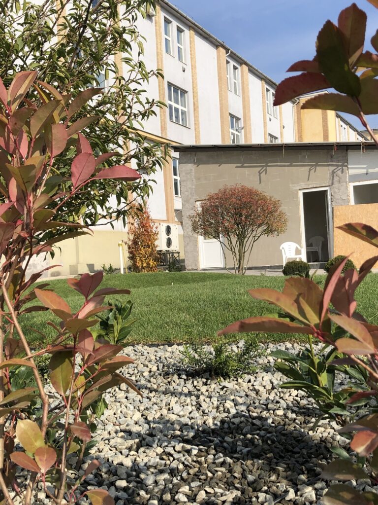 tarsashazi-kertepites